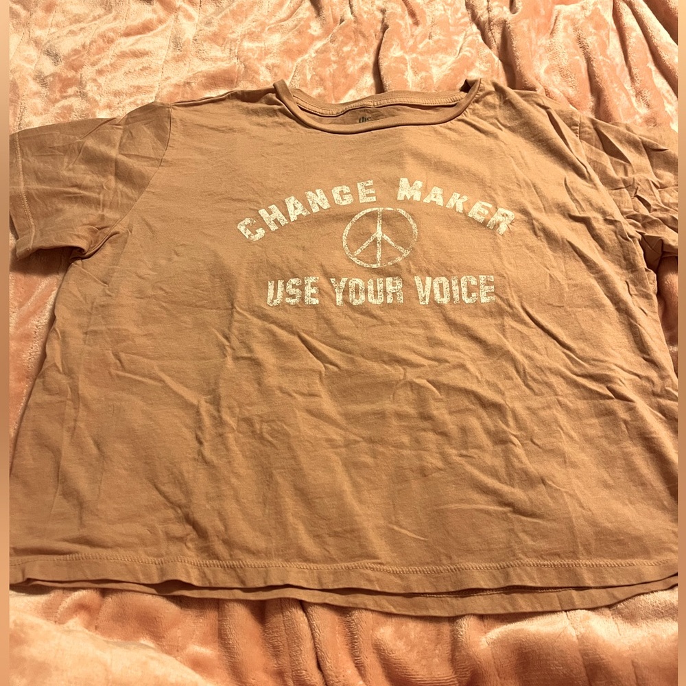 Girl’s slightly cropped t-shirt